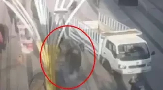 Batman'da kamyonet İnsan Hakları Anıtı'na çarptı