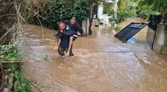 Bodrum'da Sağanak Yağış Sonucu Dere Taştı, Mahsur Kalanlar Kurtarıldı