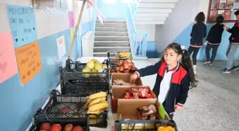 Kars'ta öğrencilerin kurduğu manav, Filistinli çocuklara destek oluyor