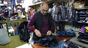 Kocaeli'de Şemsiye Tamircisi 40 Yıldır Bozuk Şemsiyeleri Tamir Ediyor