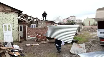 Elazığ Belediyesi, yangın ve deprem zararı gören aileye yardım eli uzattı