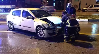 Kütahya'da Otomobil Çarpışması: 2 Kişi Yaralandı