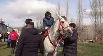 Bayburt'ta Özel Gereksinimli Öğrenciler At Çiftliğinde Keyifli Vakit Geçirdi