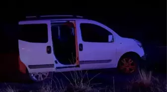 Sivas'ta bariyerlere çarpan otomobilin sürücüsüne yardım etmek isteyen 2 kişi hayatını kaybetti