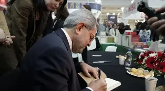 Ankara Üniversitesi Rektörü Prof. Dr. Necdet Ünüvar ve kızı Ayşe Beyza Ünüvar, Ankara Kitap Fuarı'nda okurlarıyla buluştu