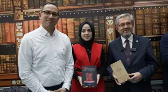 Ankara Üniversitesi Rektörü Prof. Dr. Necdet Ünüvar ve kızı Ayşe Beyza Ünüvar, Ankara Kitap Fuarı'nda okurlarıyla buluştu