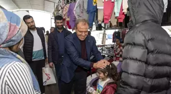 Mersin Büyükşehir Belediye Başkanı Vahap Seçer, Akkent Mahallesi semt pazarında halkla buluştu