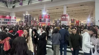 Ankara Kitap Fuarı'na Yağışa Rağmen Yoğun İlgi