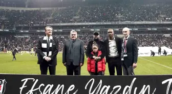 Beşiktaş Başkanı Quaresma ve Atiba'ya plaket verdi