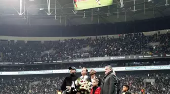Beşiktaş Başkanı Quaresma ve Atiba'ya plaket verdi