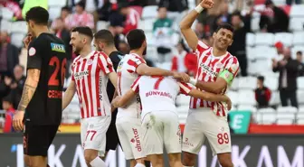 Bitexen Antalyaspor-VavaCars Fatih Karagümrük Maçının İlk Yarısı 2-1 Sonuçlandı