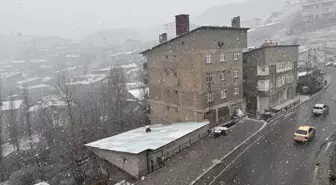 Hakkari'de Kar Yağışı: Kent Beyaza Büründü