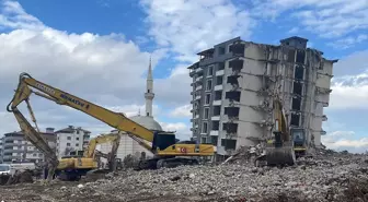 Hatay'da deprem hasarlı 4 bina kontrollü yıkıldı