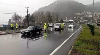 Zonguldak-Alaplı kara yolunda heyelan nedeniyle ulaşım tek şeritten çift yönlü sağlanıyor