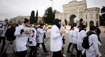 İstanbul'da İsrail'in Gazze'ye yönelik saldırılarını protesto eden sağlık çalışanları sessiz yürüyüş düzenledi