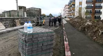Lapseki'de kilit parke taş döşemesi hızla devam ediyor