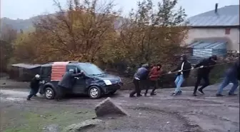 Elazığ'da trafik kazası: Devrilen araç köy sakinleri tarafından anayola çıkarıldı