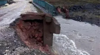 Malatya'da sağanak yağış sonrası köprüde göçük meydana geldi