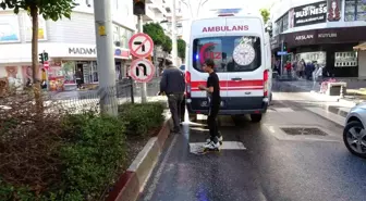 Antalya'da ticari taksi ile elektrikli bisiklet çarpıştı