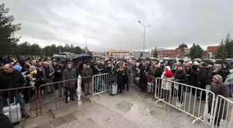 Eskişehir'den Kabe'yi ziyaret etmeye gidecek umre yolcuları havalimanını doldurdu