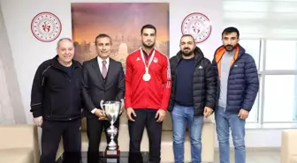 Emrah Yaşar, Dünya Kick Boks Şampiyonasında şampiyon oldu