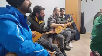 Arguvan'da vatandaşlara ve çocuklara bağlama ve piyano kursu veriliyor