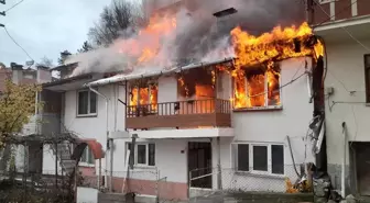 Bolu'nun Mudurnu ilçesinde ahşap ev yangını