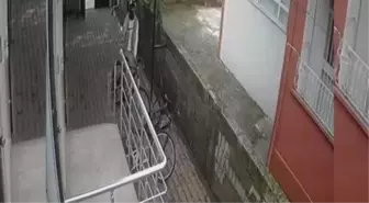 Adıyaman'da Bisiklet Hırsızlığı Güvenlik Kamerasına Yansıdı
