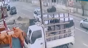 Arnavutköy'de otomobil duvara çarptı, sürücü kurtarıldı