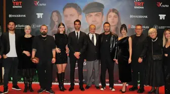 Avni Özgürel'in gerçek hayat hikayesinden uyarlanan 'Güneşi Beklerken Simitçi' filmi galası yapıldı