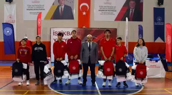Balıkesir'de Gençlere Spor Kıyafeti Desteği ve Ödüllendirme