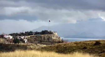 Elazığ'da yağmur bulutları ve sis tarihi Harput Mahallesi'nde güzel görüntüler oluşturdu