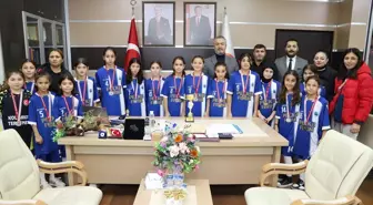 Ortaokul hentbol takımı oyuncularından 19 Mayıs Belediye Başkanı Topaloğlu'na ziyaret