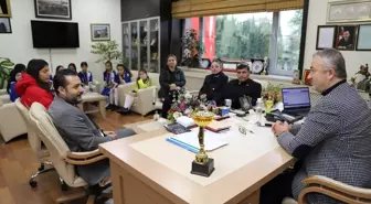 Ortaokul hentbol takımı oyuncularından 19 Mayıs Belediye Başkanı Topaloğlu'na ziyaret