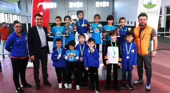 Osmangazi Belediyesi'nin düzenlediği tenis turnuvasında minik tenisçiler kıyasıya yarıştı
