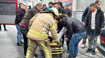 Arnavutköy'de direksiyon hakimiyetini kaybeden sürücü kız yurdunun duvarına çarptı