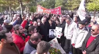 CHP Ankara İl Örgütü, Erdal Eren'i Anmak İçin Mezarı Başında Buluştu