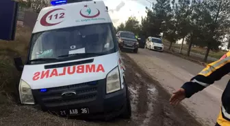 Diyarbakır'da Ambulans Kaza Yaptı: Bir Sağlık Personeli Yaralandı