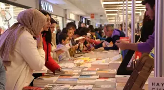Siirt'te 8. Kitap Fuarı Ziyaretçi İlgisiyle Devam Ediyor