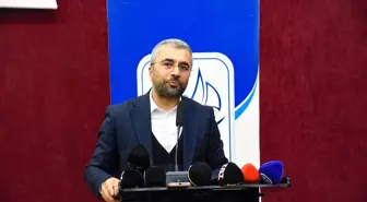 72 yaşındaki anne, belediye başkanı oğlunun elinden okuma yazma sertifikasını aldı
