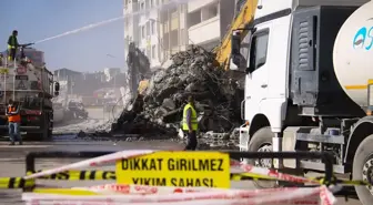 İskenderun'da deprem sonrası yıkım çalışmaları devam ediyor