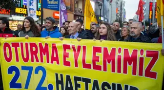 İzmir Büyükşehir Belediye Başkanı Tunç Soyer, KHK ile ihraç edilen eğitimcilerin oturma eylemine katıldı