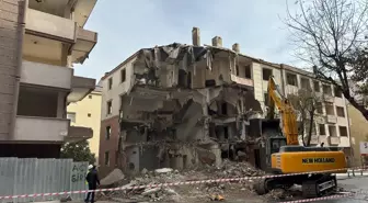 Küçükçekmece'de kentsel dönüşüm kapsamında 5 bina yıkılmaya başlandı