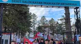 Ladik'te öğrencilerden Gazze'ye destek yürüyüşü