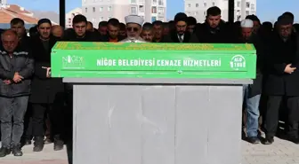 Niğde'de içecek fabrikasında zehirlenen işçilerin cenazesi toprağa verildi