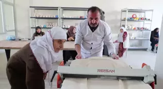 Hakkari'de Vali Yardımcısı yaşlılarla bir araya geldi