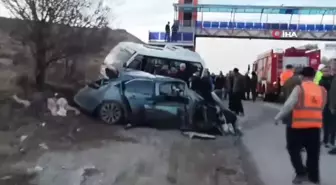 Ankara'da Yolcu Midibüsü ile Otomobil Çarpıştı: 20 Kişi Yaralandı