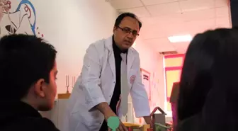 Bingöl'de Kısa Boyuyla Okula Alınmayan Öğretmen Yılın Öğretmeni Seçildi