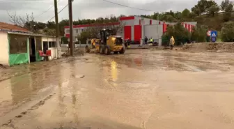 Çanakkale'de Dere Taşması Nedeniyle Köy Yolu Trafiğe Kapatıldı