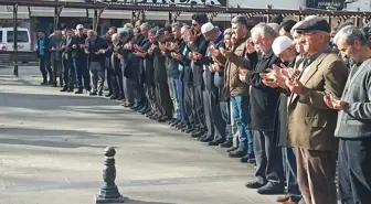 Gazze'ye yönelik saldırılarda hayatını kaybedenler için gıyabi cenaze namazı kılındı